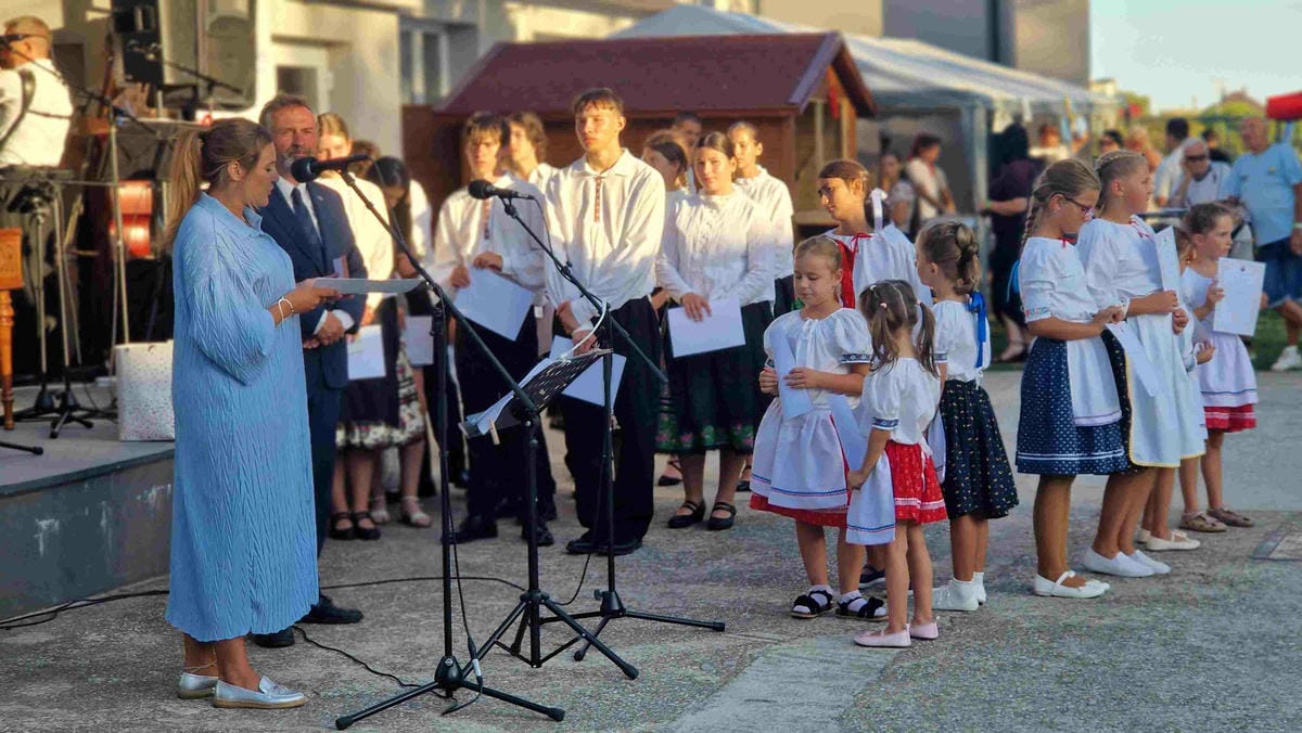 deti v krojoch počas vyhodnotenia podujatia